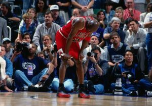 Michael Jordan với đôi Air Jordan 12 “Flu Game” gắn liền với một trong những trận đấu huyền thoại nhất của ông.