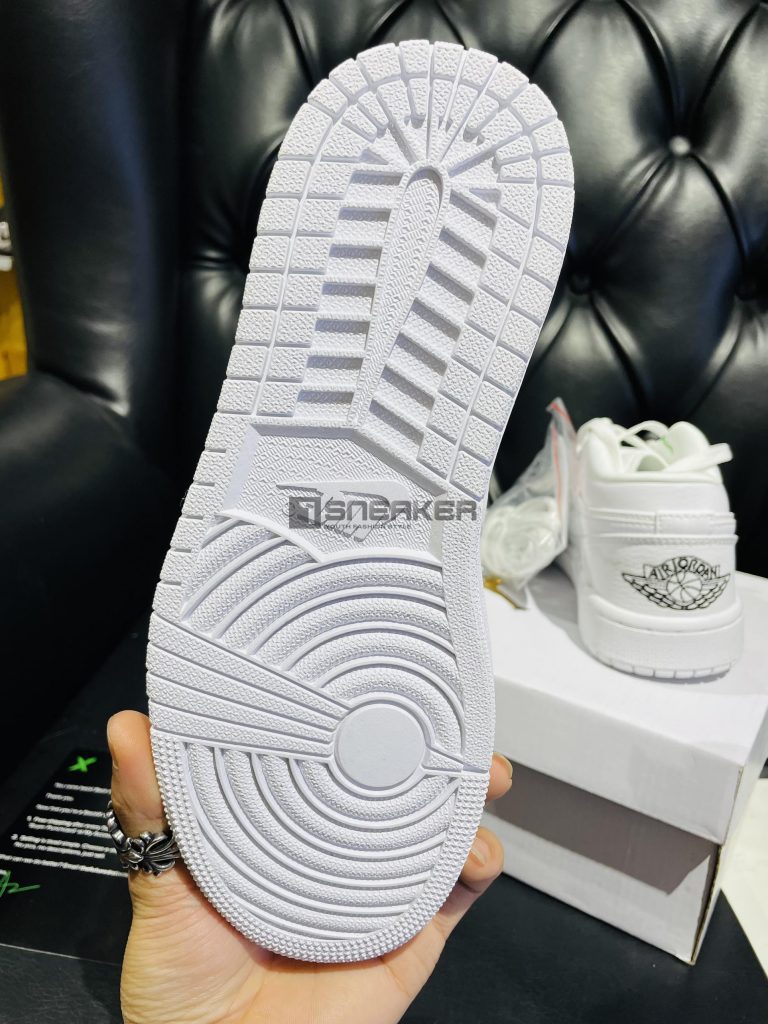 Đế giày Màu trắng Nike Air Jordan Trắng 1 Low Triple White REP 1:1 giúp bạn tự tin hơn
