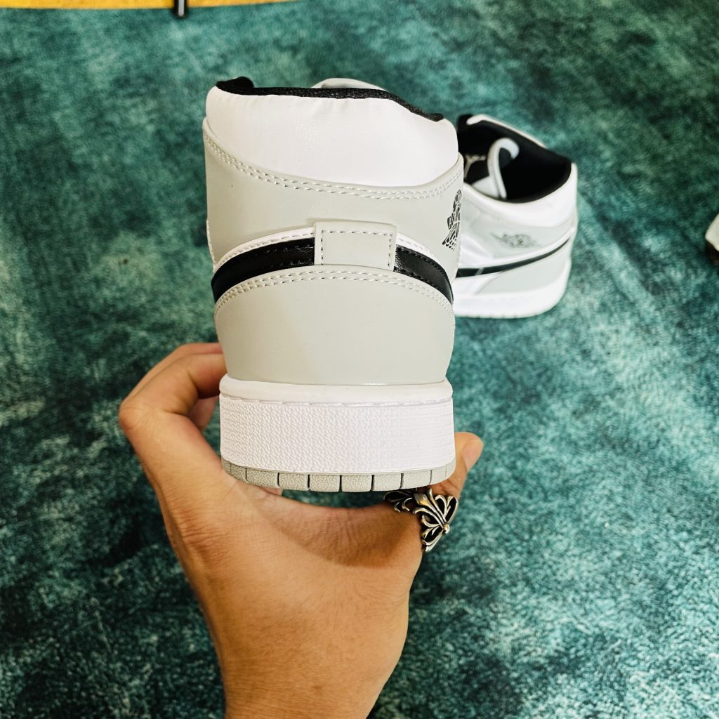 Mông giày đều, căng và mịn làm nên 1 đôi Nike Air Jordan 1 Mid Smoke Grey rep 11 chất