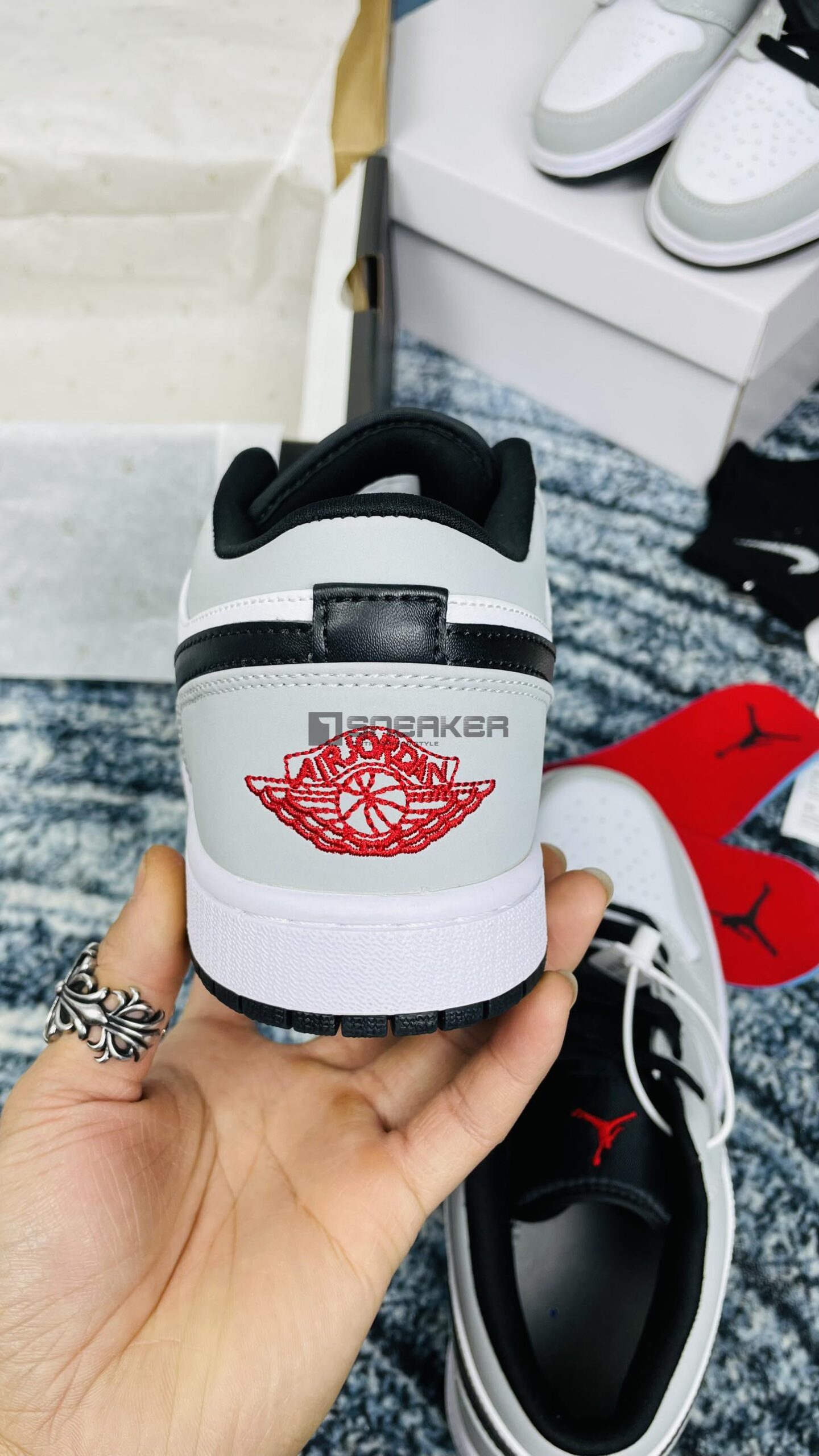 Nike Air Jordan 1 Low Light Smoke Grey REP 1:1 logo ở đàng sau