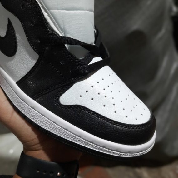Giày Nike Air Jordan 1 Panda Đen Trắng cận cảnh
