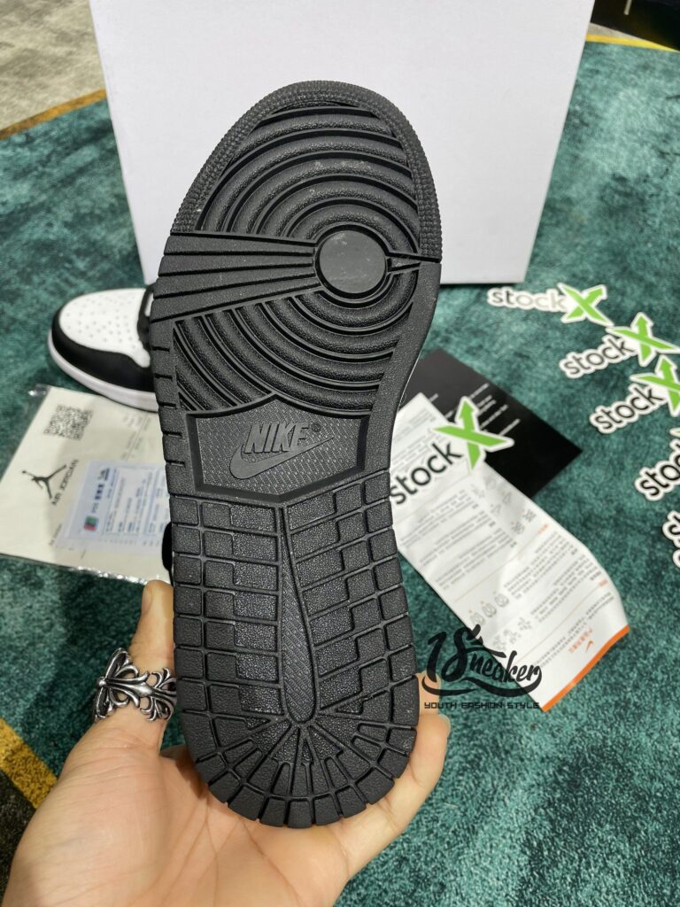 Đế giày sử dụng đế cao su nguyên chất có Logo Nike ở đế