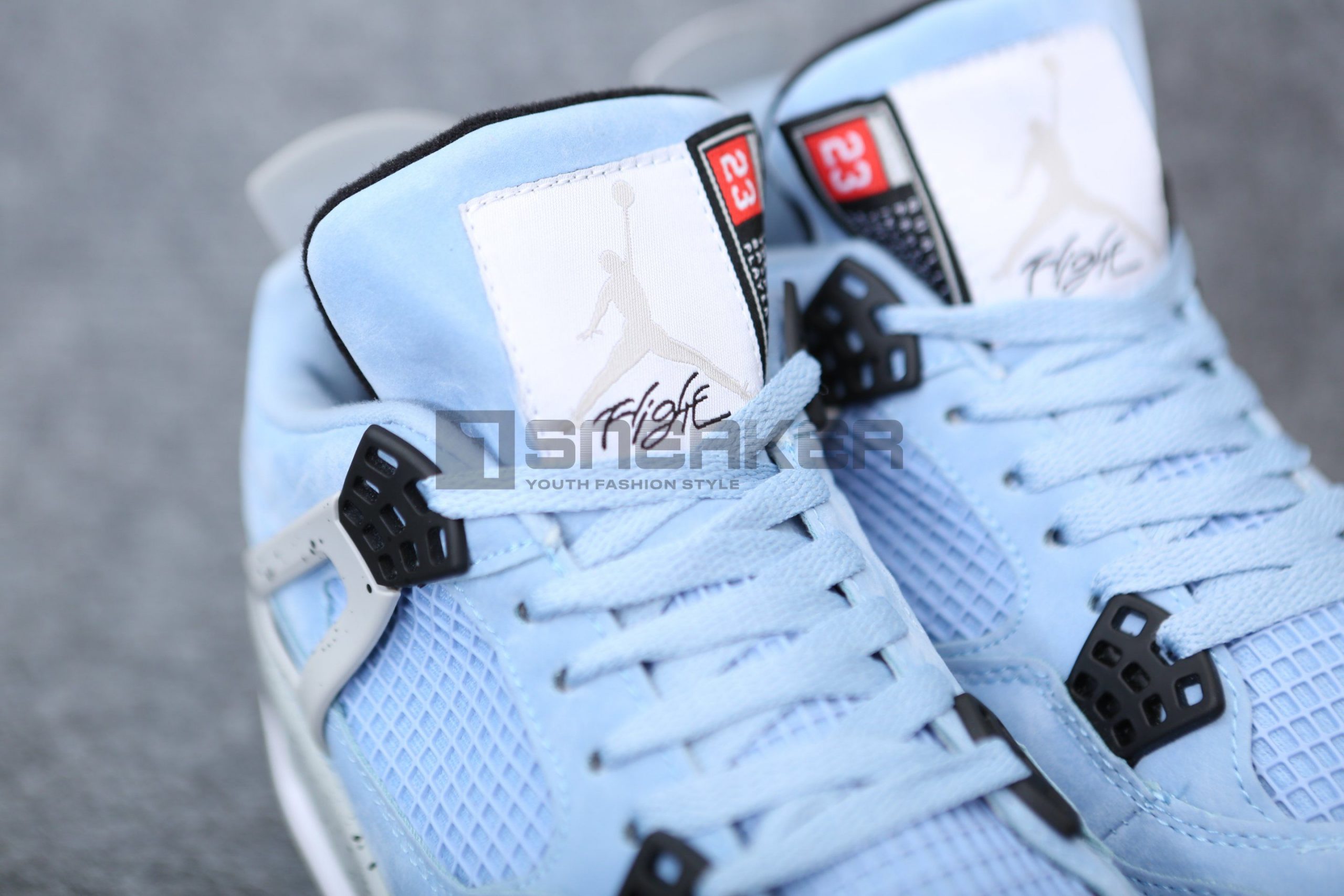 Giày Jordan 4 University Blue logo ở giày với tag 23