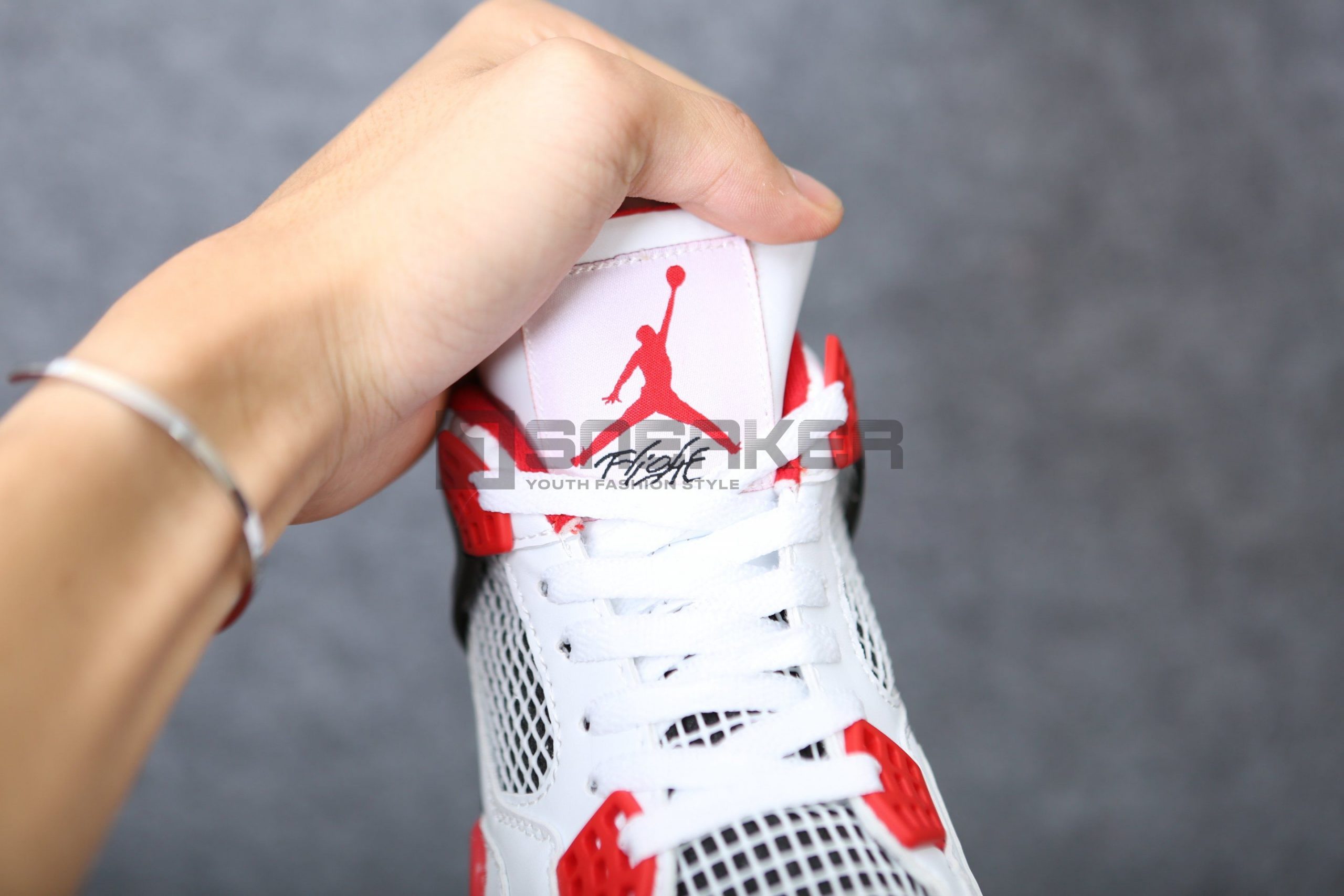 Trên tay Giày Nike Air Jordan 4 Fire Red