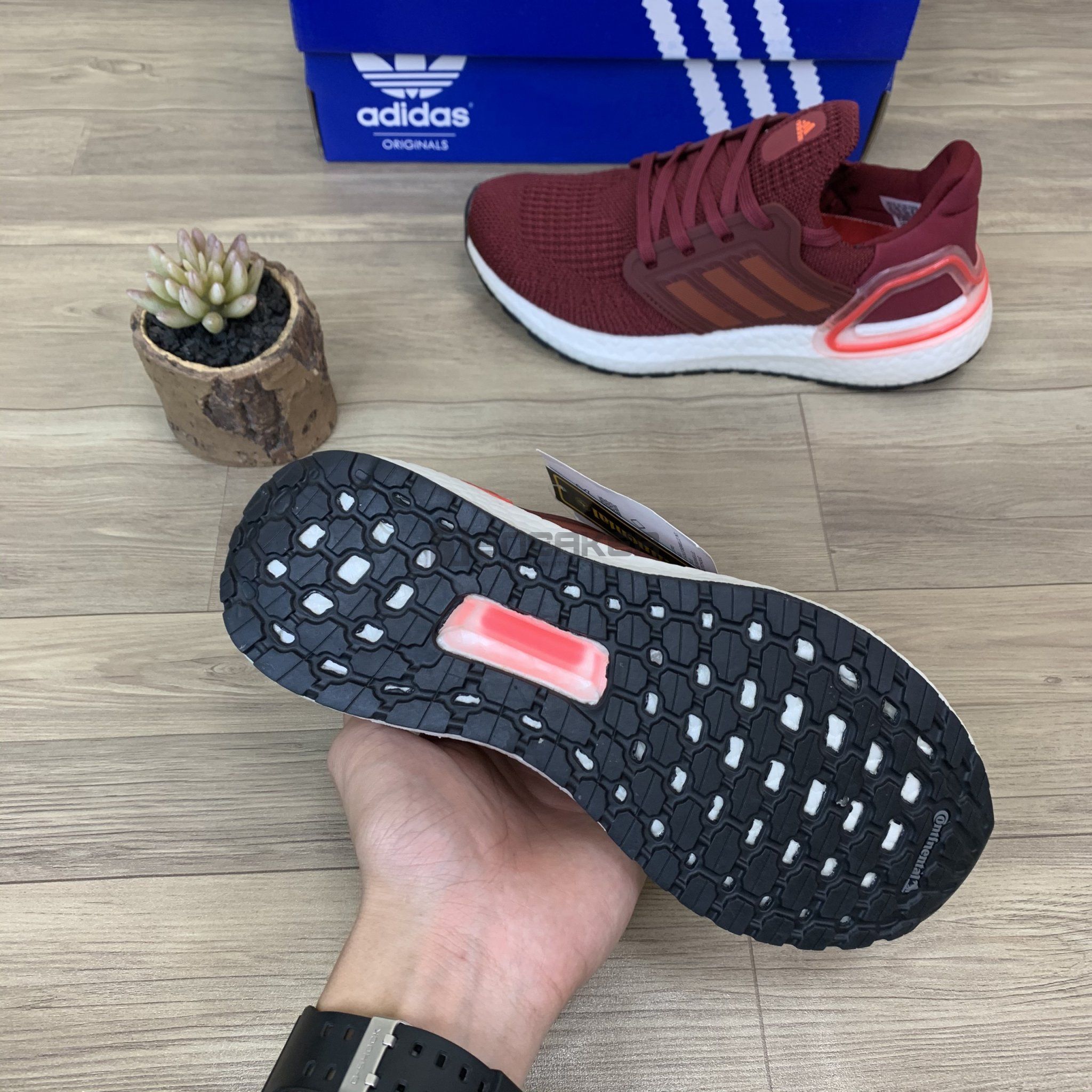 Giày Sneaker Ultraboost 6.0 đỏ mận