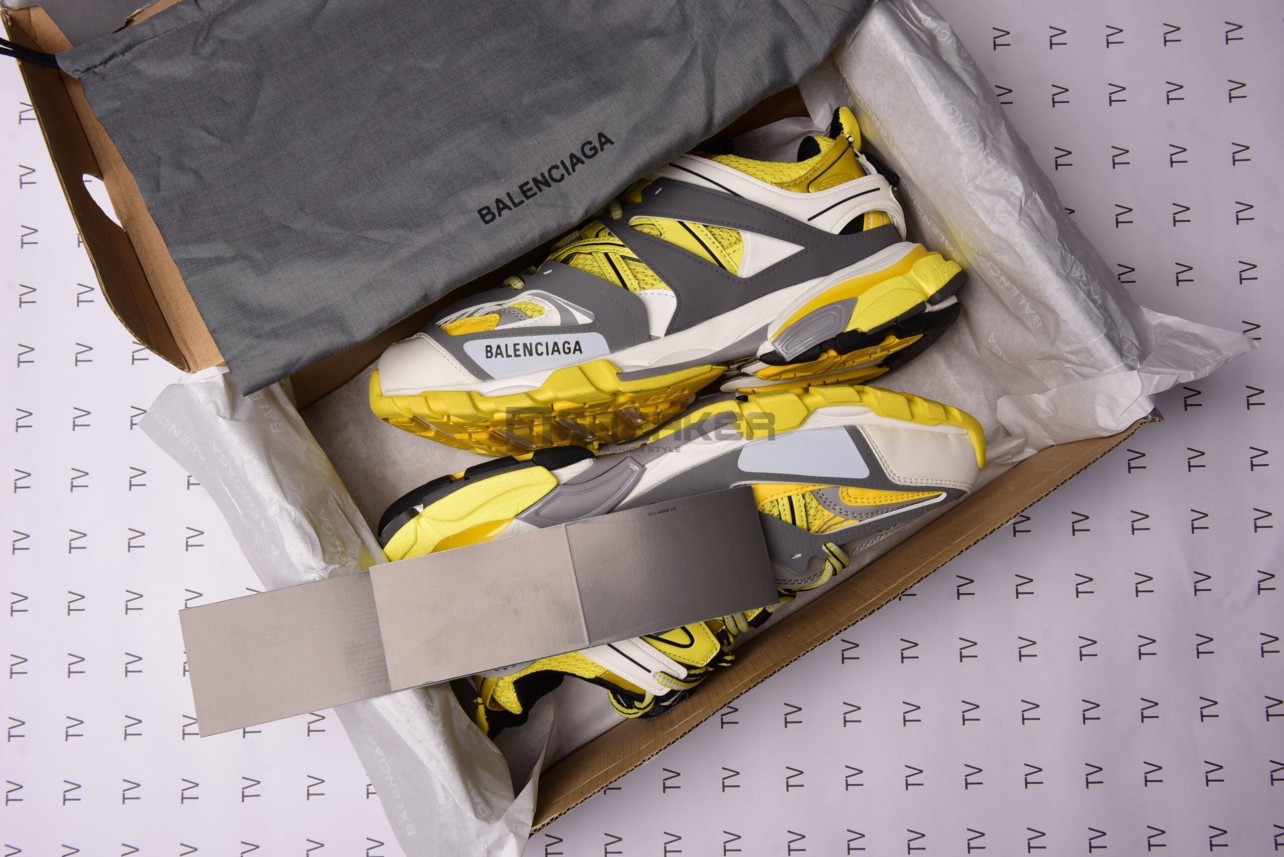 Giày Balenciaga Track 3.0 Vàng với hộp giày