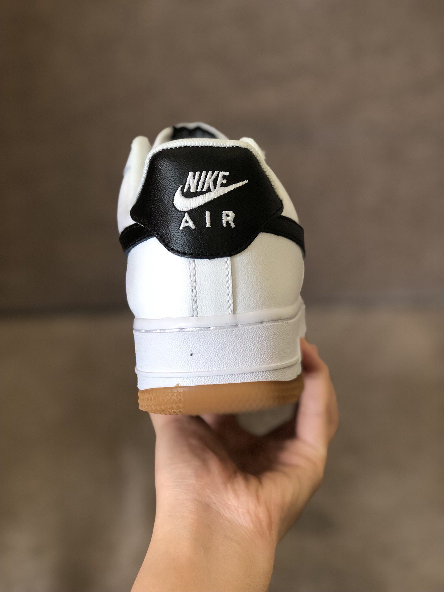 Nike Air Force 1 Low Obsidian Gum gót giày sử dụng logo huyền thoại
