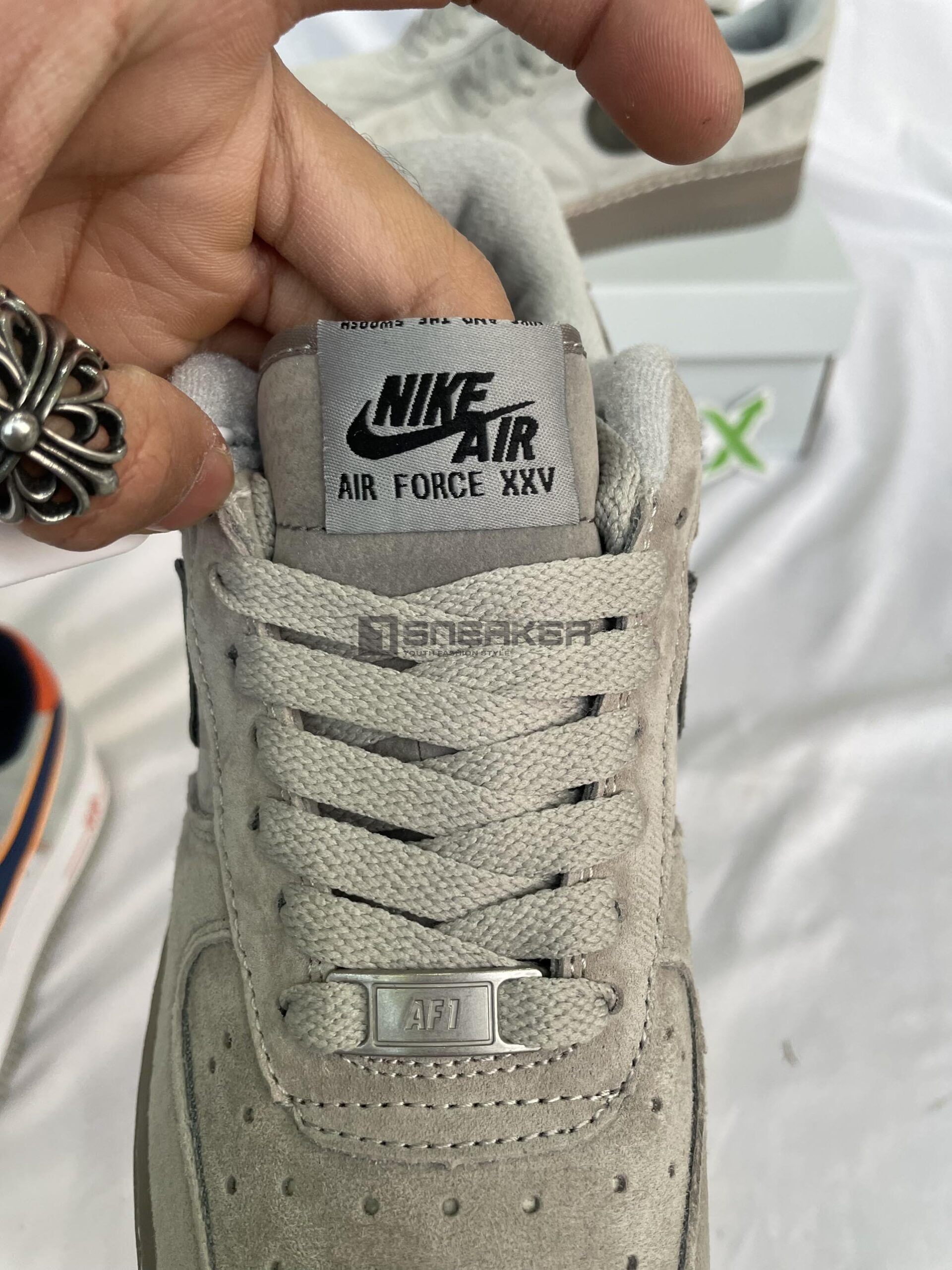 Nike Air Force 1 Low màu xám logo đẹp và chất da xịn xò