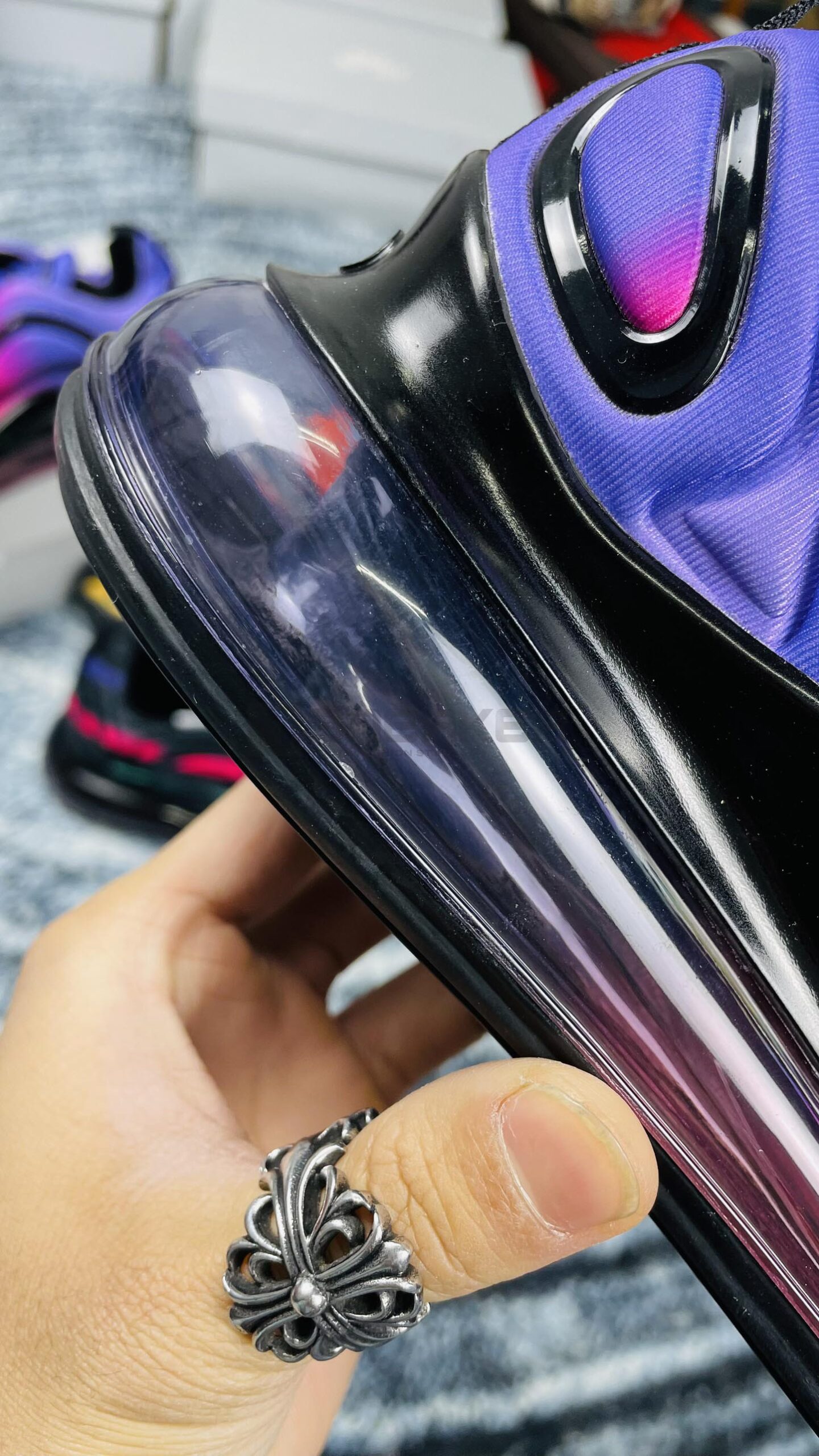 Giày Thể Thao Nike Max 720 với đế ký bao êm và nhẹ