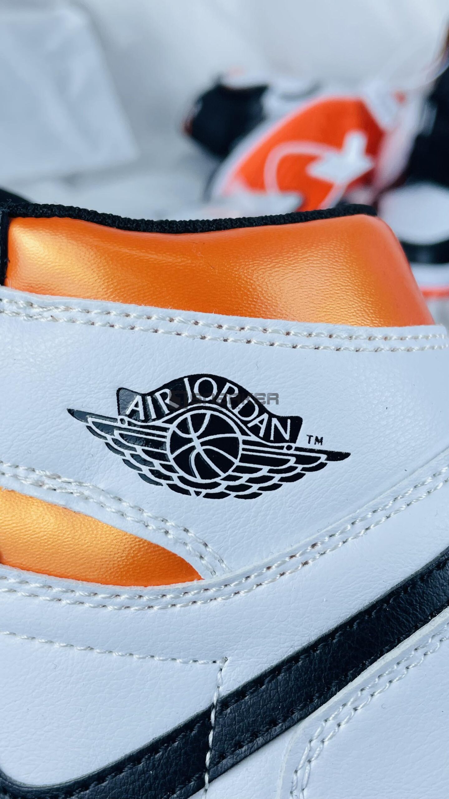 Giày Nike Air Jordan 1 Retro High OG Electro Orange đường chỉ thêu và logo đậm chất phong cách