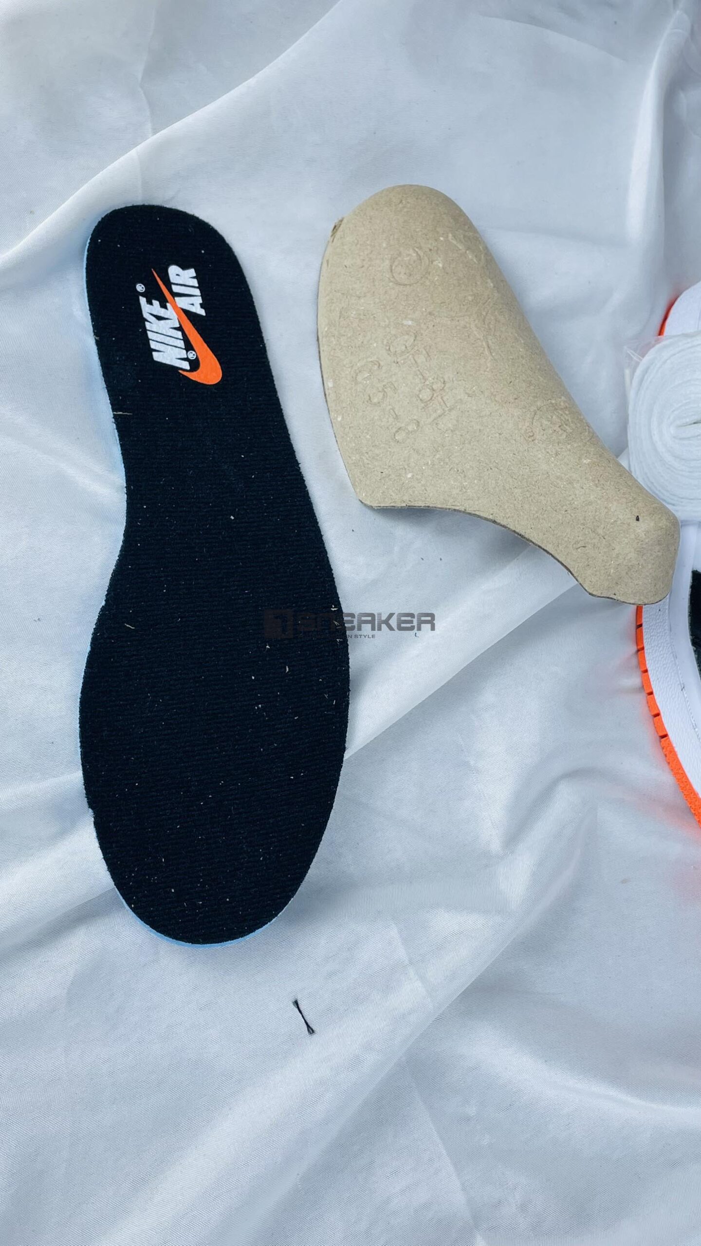 Giày Nike Air Jordan 1 Retro High OG Electro Orange miếng lót và logo chuẩn