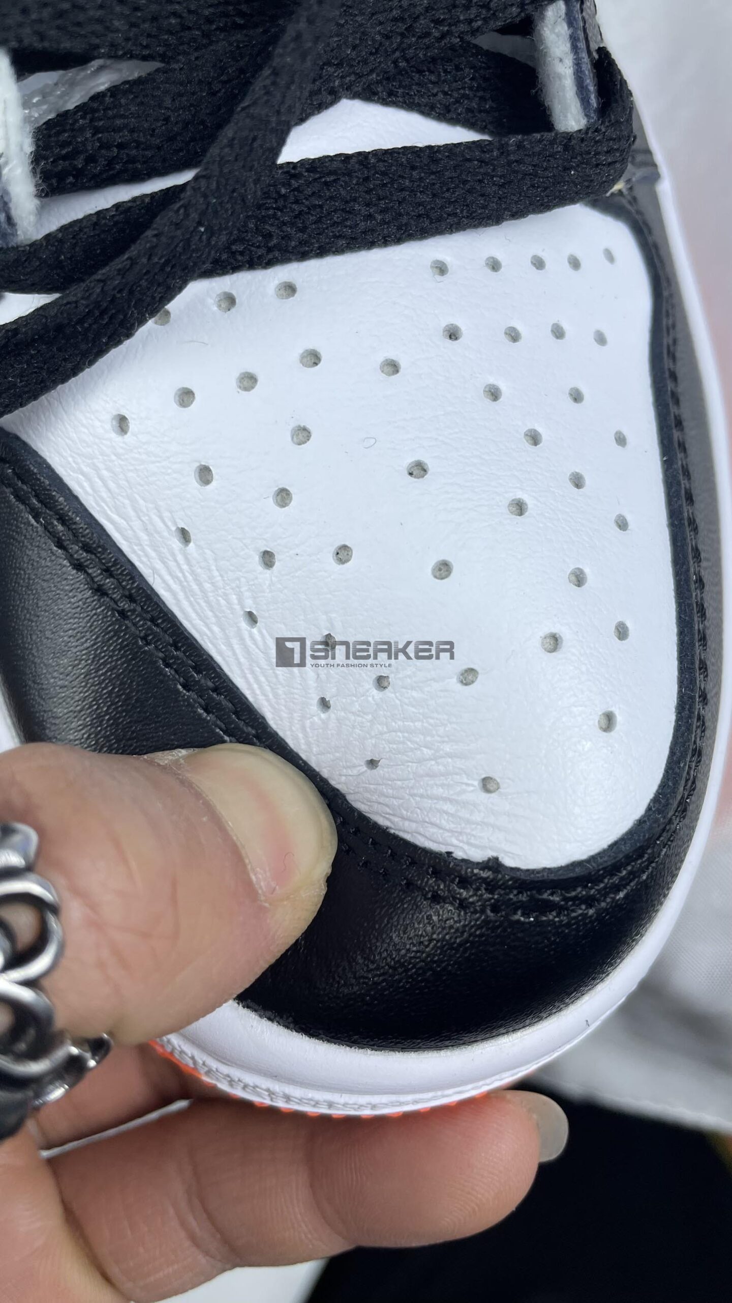 Giày Nike Air Jordan 1 Retro High OG Electro Orange lô giày và chất da của giày