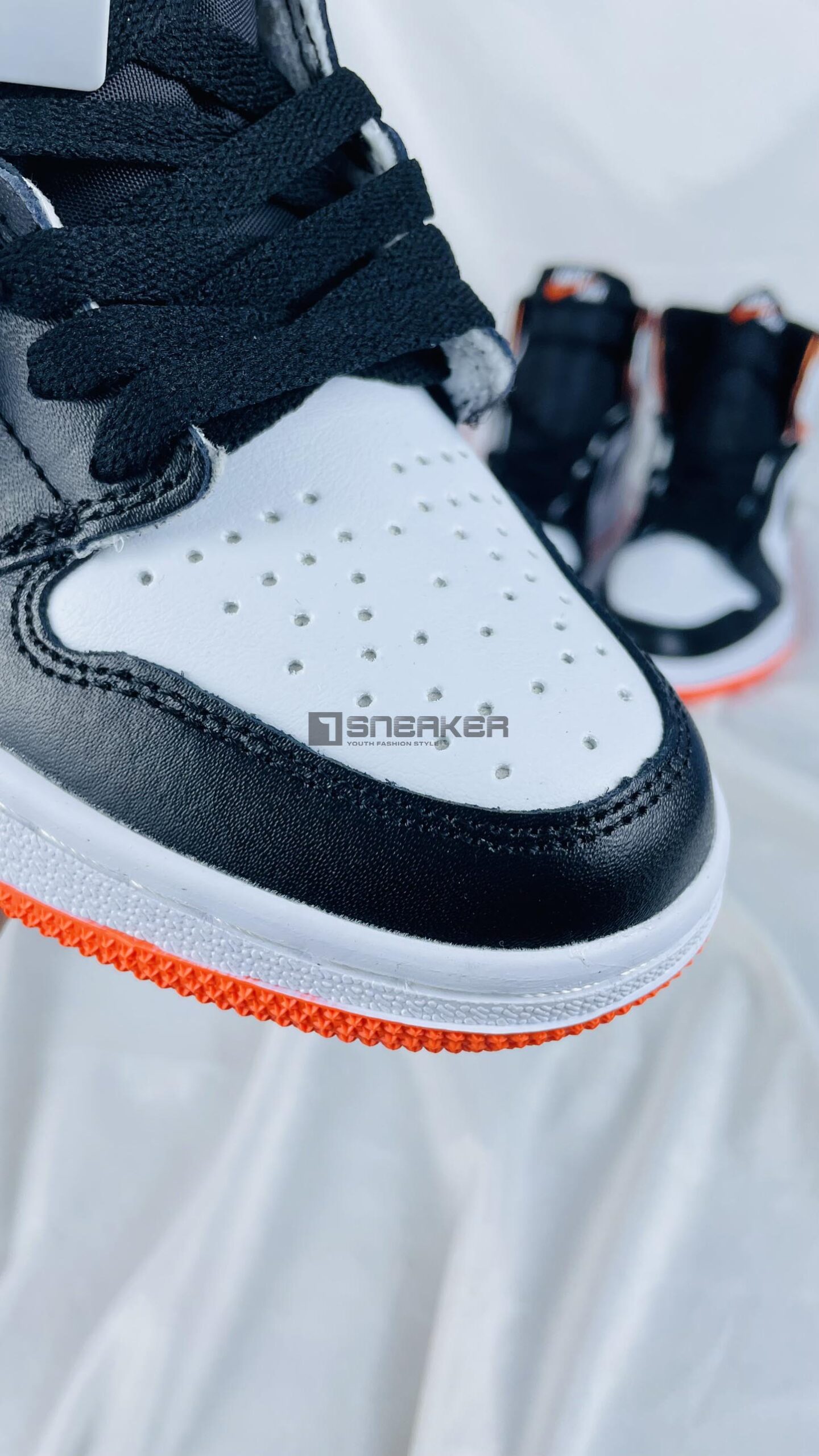 Giày Nike Air Jordan 1 Retro High OG Electro Orange lô ở phần đầu giúp thoáng khí