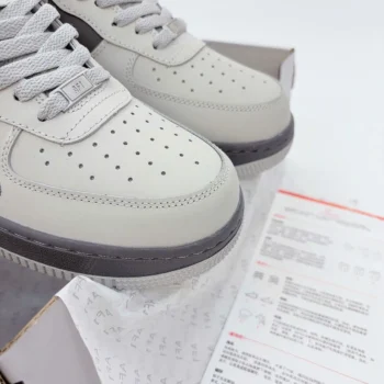 Nike Air Force 1 Low 07 Crock Grey - Chi tiết đế và logo