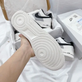 Nike Air Force 1 Upstep Black White - Đế giày và logo Air