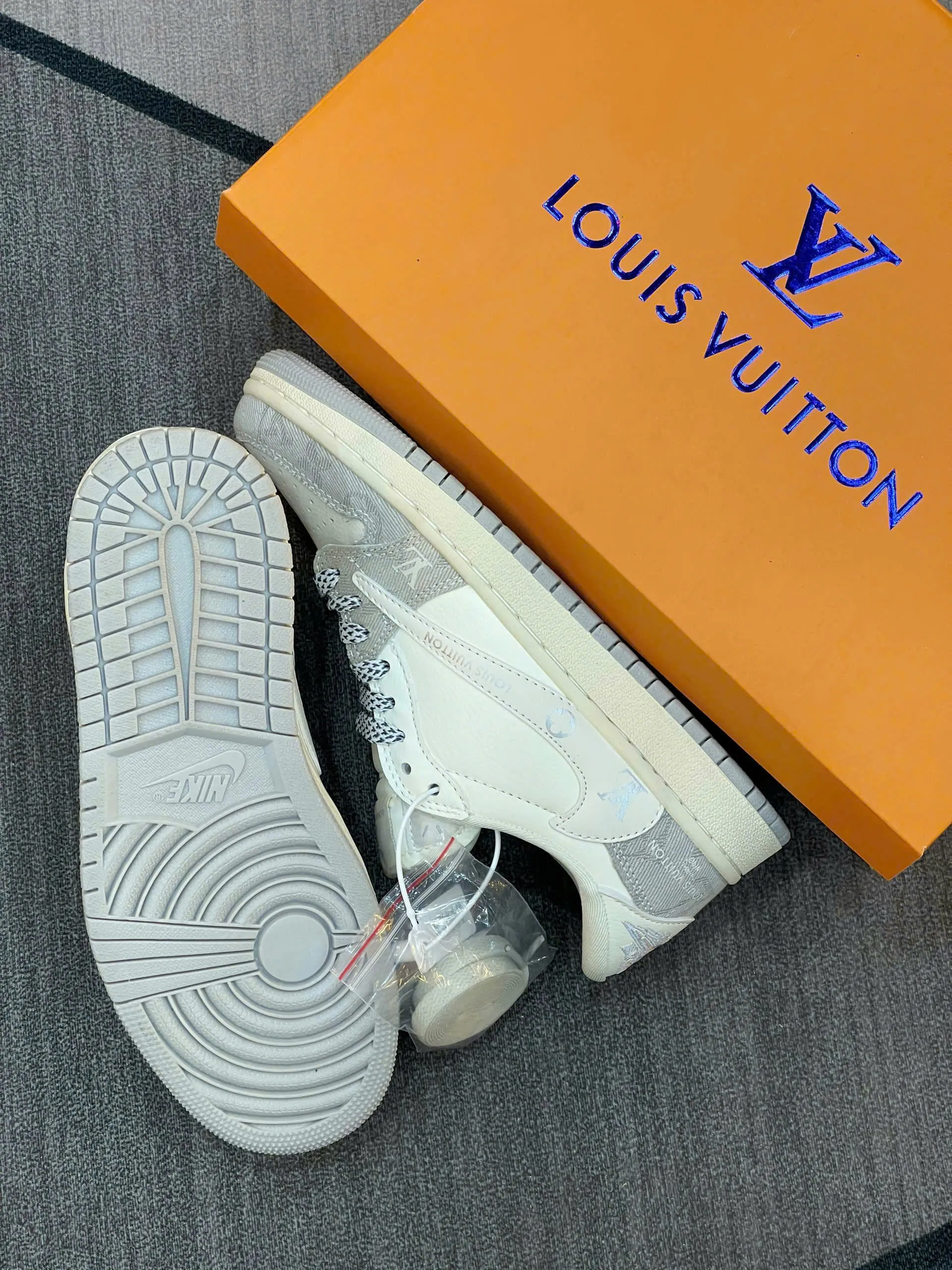 Đế giày và logo Cactus Jack trên giày Air Jordan 1 Low Travis Scott x Louis Vuitton