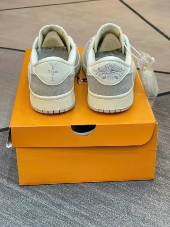 Mặt sau giày Air Jordan 1 Low Travis Scott x Louis Vuitton, chi tiết logo LV