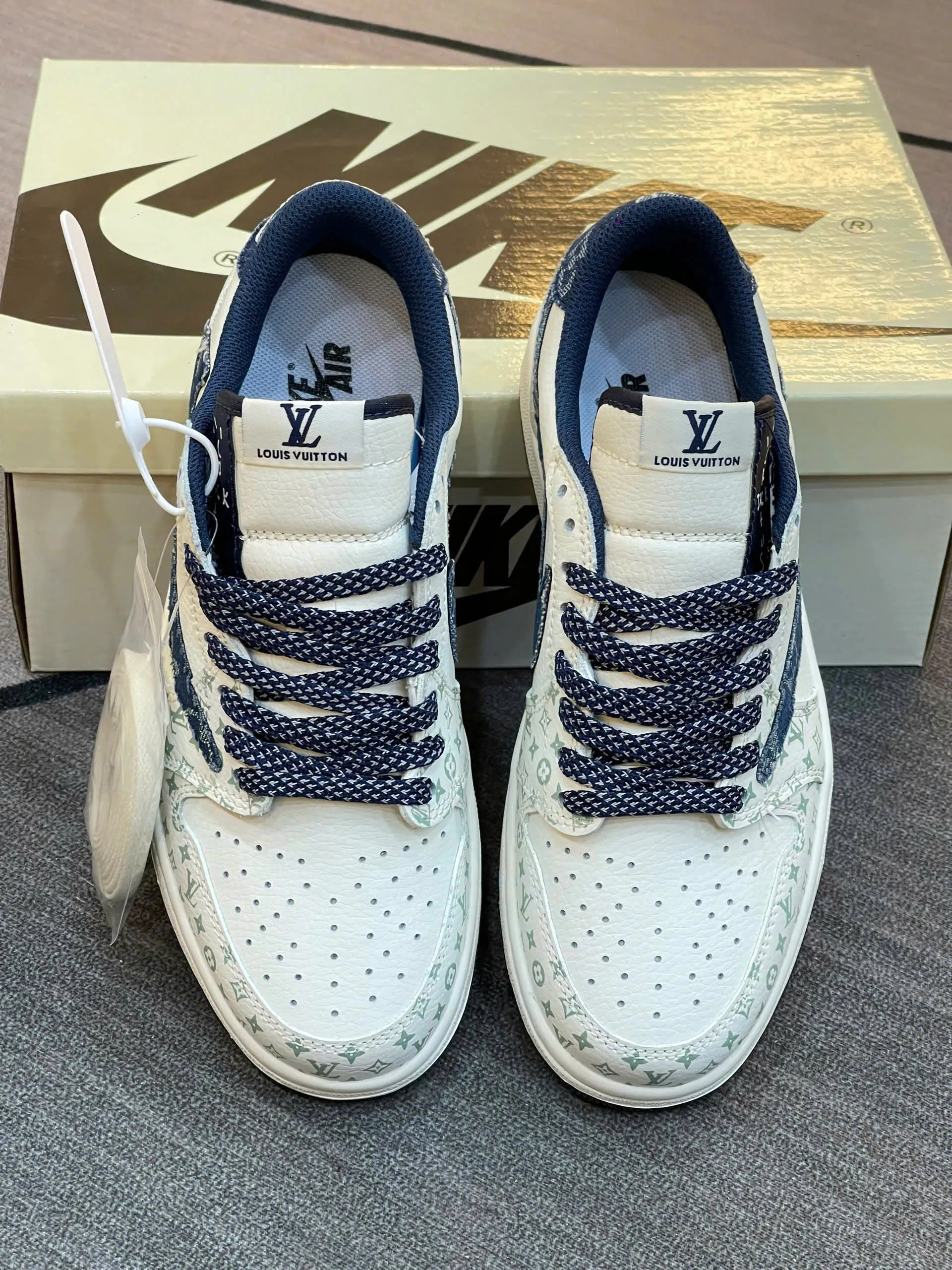 Đế giày Air Jordan 1 Low Travis Scott Fragment LV Denim, màu trắng cổ điển
