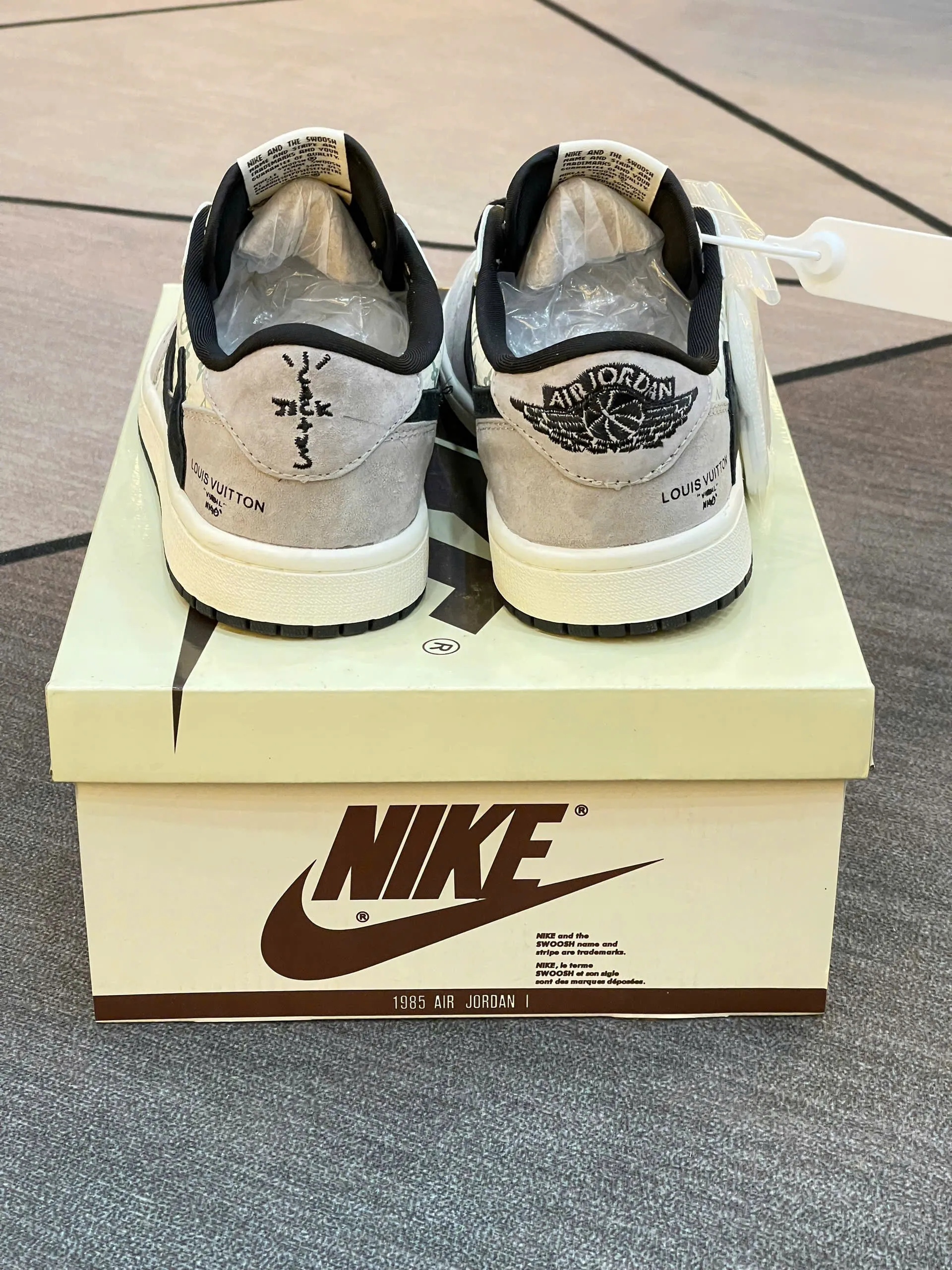 Cận cảnh logo Louis Vuitton trên giày Travis Scott x Air Jordan 1 Low