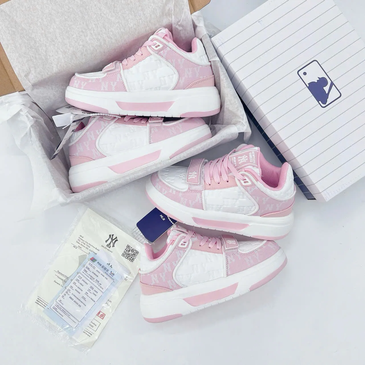 Giày MLB cổ thấp Chunky Liner Mid Classic Monogram màu hồng Giày MLB cổ thấp Chunky Liner Mid Classic Monogram màu hồng, kiểu dáng thể thao, logo MLB nổi bật.