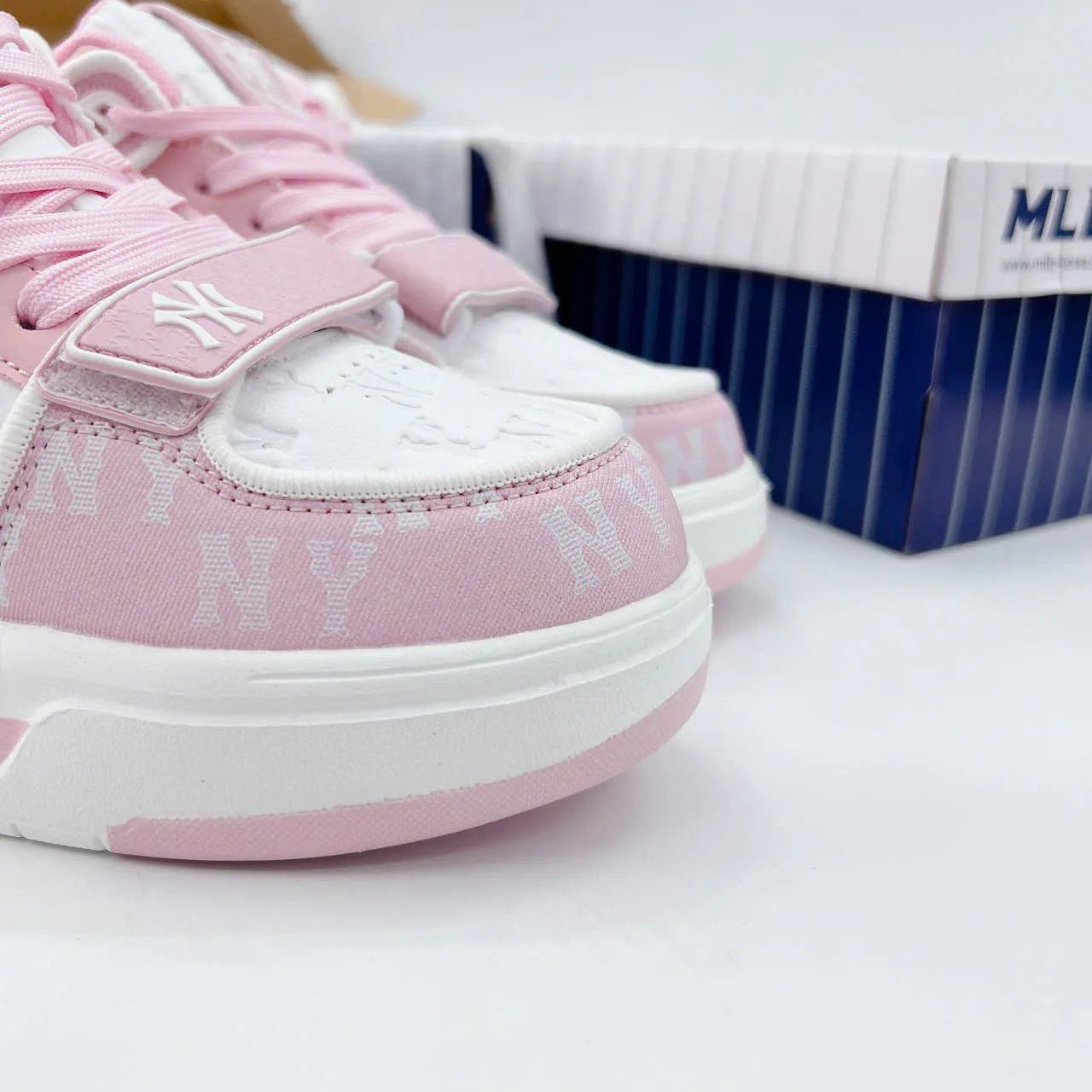 Giày MLB cổ thấp Chunky Liner Mid Classic Monogram màu hồng Đế giày Chunky Liner Mid màu hồng, thiết kế răng cưa, tăng độ bám, phong cách trẻ trung, năng động.