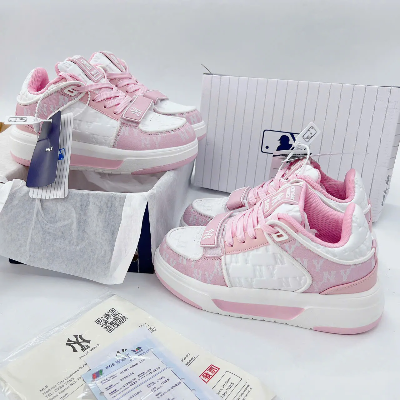 Giày MLB cổ thấp Chunky Liner Mid Classic Monogram màu hồng Giày MLB cổ thấp Chunky Liner Mid Classic Monogram màu hồng, nhìn từ trên xuống, kiểu dáng thời trang.