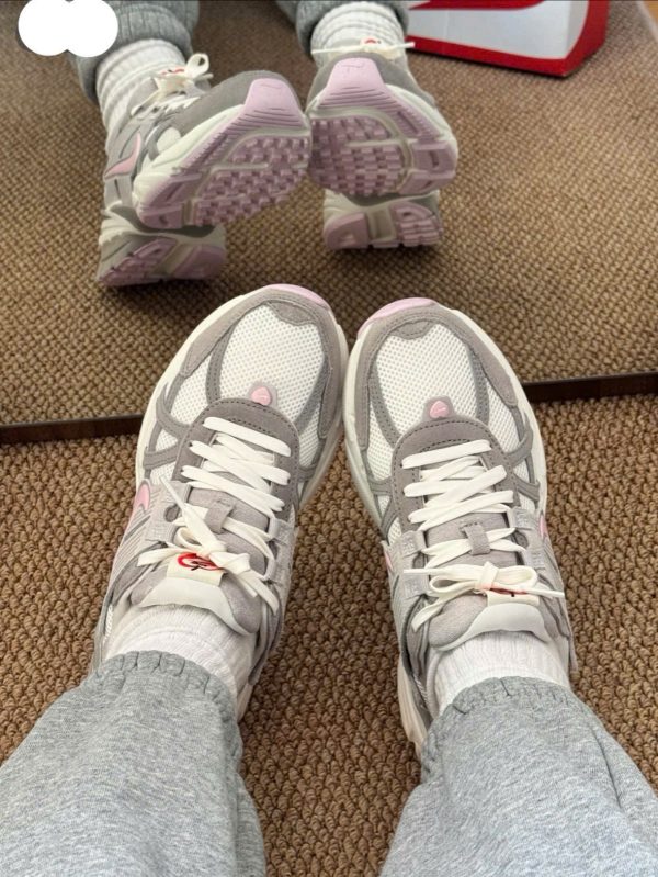 Giay Nike V2K Run Light Pumice Pink Foam Kem Xam Hong Sieu Cap 1