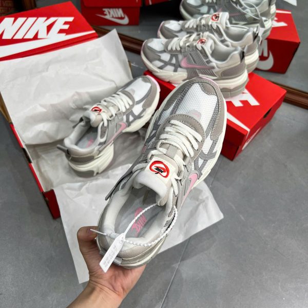 Giay Nike V2K Run Light Pumice Pink Foam Kem Xam Hong Sieu Cap 4 scaled