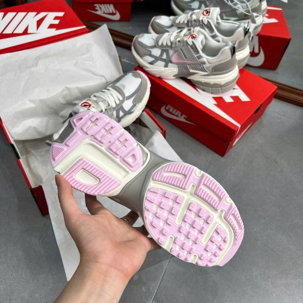 Giay Nike V2K Run Light Pumice Pink Foam Kem Xam Hong Sieu Cap 5 scaled