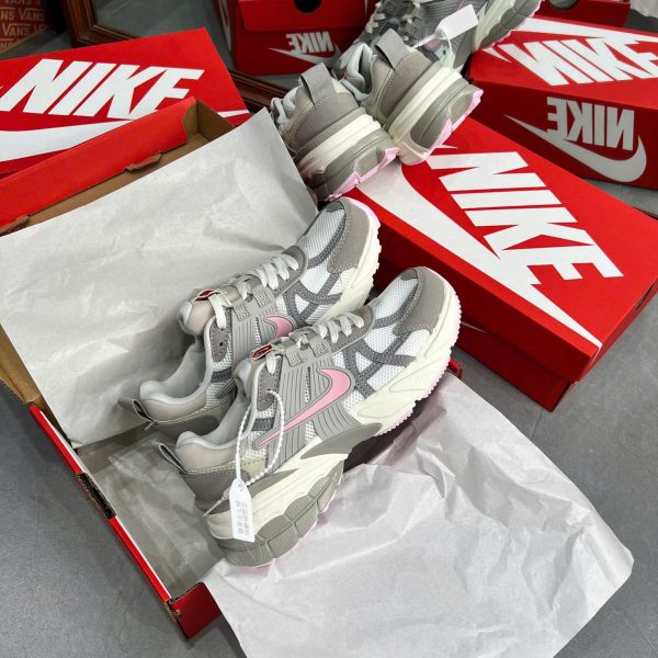 Giay Nike V2K Run Light Pumice Pink Foam Kem Xam Hong Sieu Cap 6 scaled