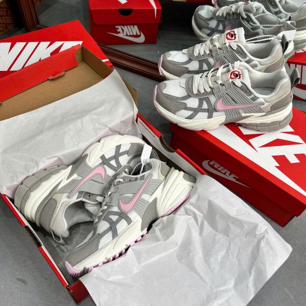 Giay Nike V2K Run Light Pumice Pink Foam Kem Xam Hong Sieu Cap 7 scaled
