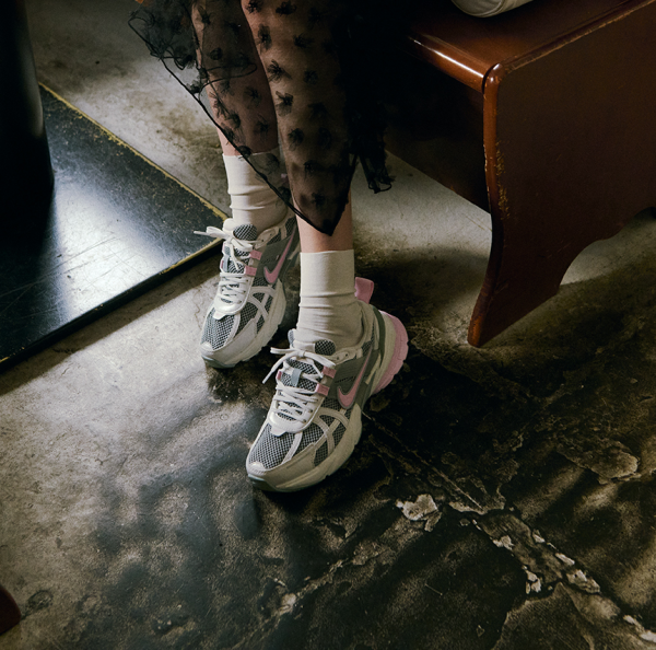 Giay Nike V2K Run ‘Light Pumice Pink Foam HQ4046 001 2