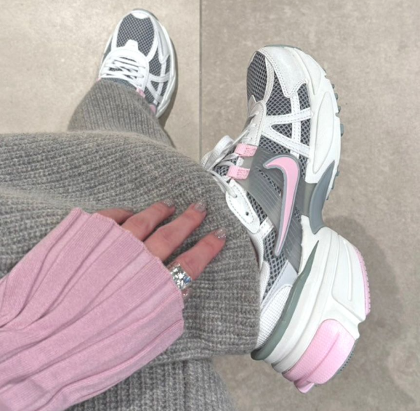 Giay Nike V2K Run ‘Light Pumice Pink Foam HQ4046 001 3