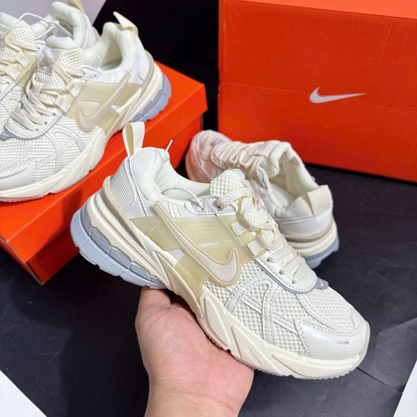 Nike V2K Run Pale Ivory WMNS HQ1512 110 Mau Trang Sua 2
