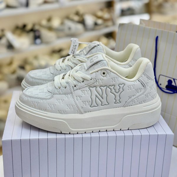 Giày MLB Chunky Liner Embo Mono Cooperstown New York Yankees 'White' [3ASXE015N 50WHS]