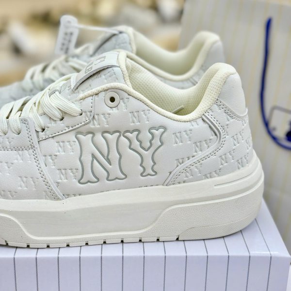 Giay MLB Chunky Liner Embo Mono Cooperstown New York Yankees White 3ASXE015N 50WHS 3