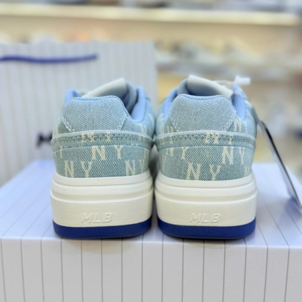 Giay MLB Nam Nu co thap Chunky Liner Denim Classic Mono Xanh Dam 4