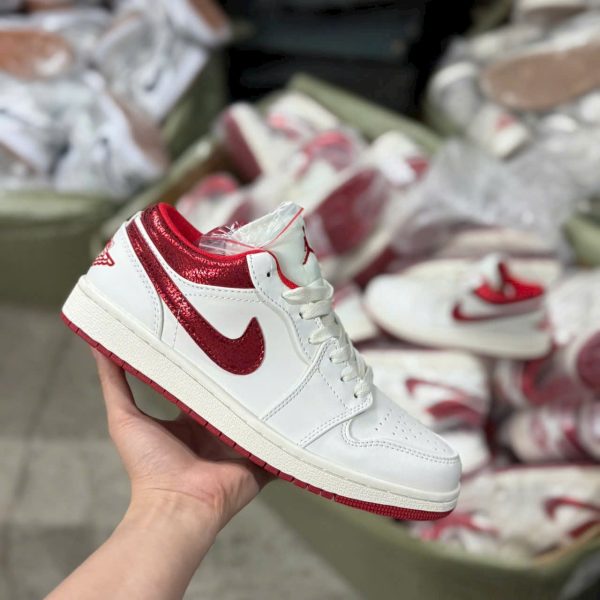 Giày Air Jordan 1 Low ‘Metallic Red Swoosh’ HJ9338-106 (1) Giày Air Jordan 1 Low ‘Metallic Red Swoosh’ HJ9338-106 (1)