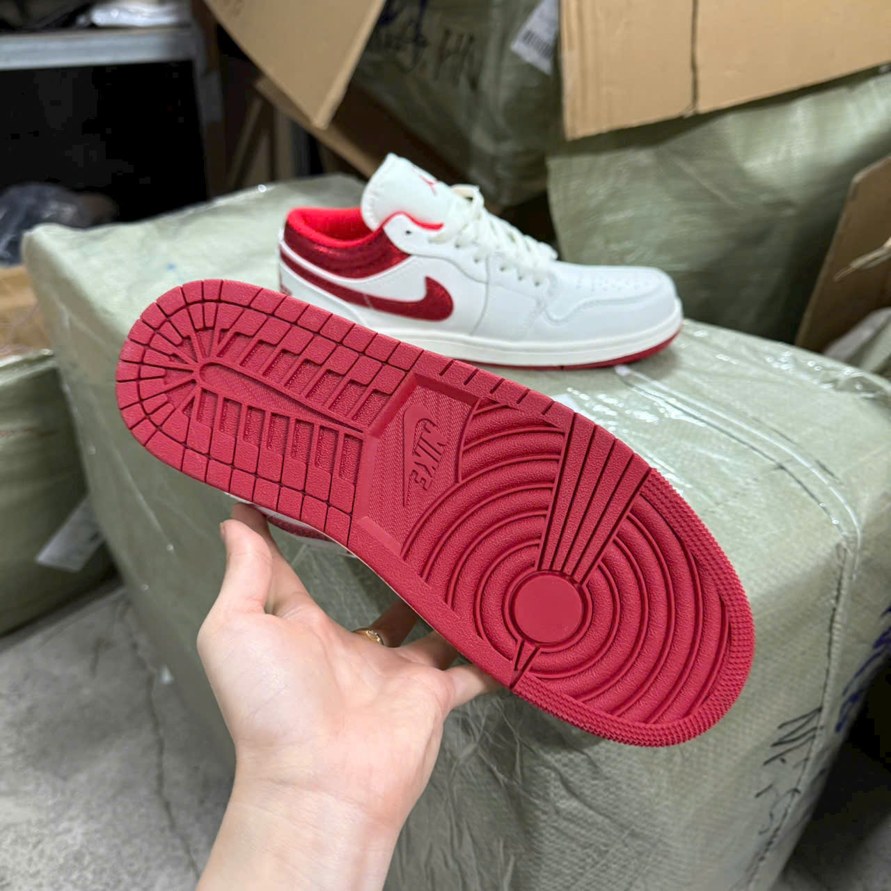 Giày Air Jordan 1 Low ‘Metallic Red Swoosh’ HJ9338-106 Giay Air Jordan 1 Low ‘Metallic Red Swoosh HJ9338 106 11
