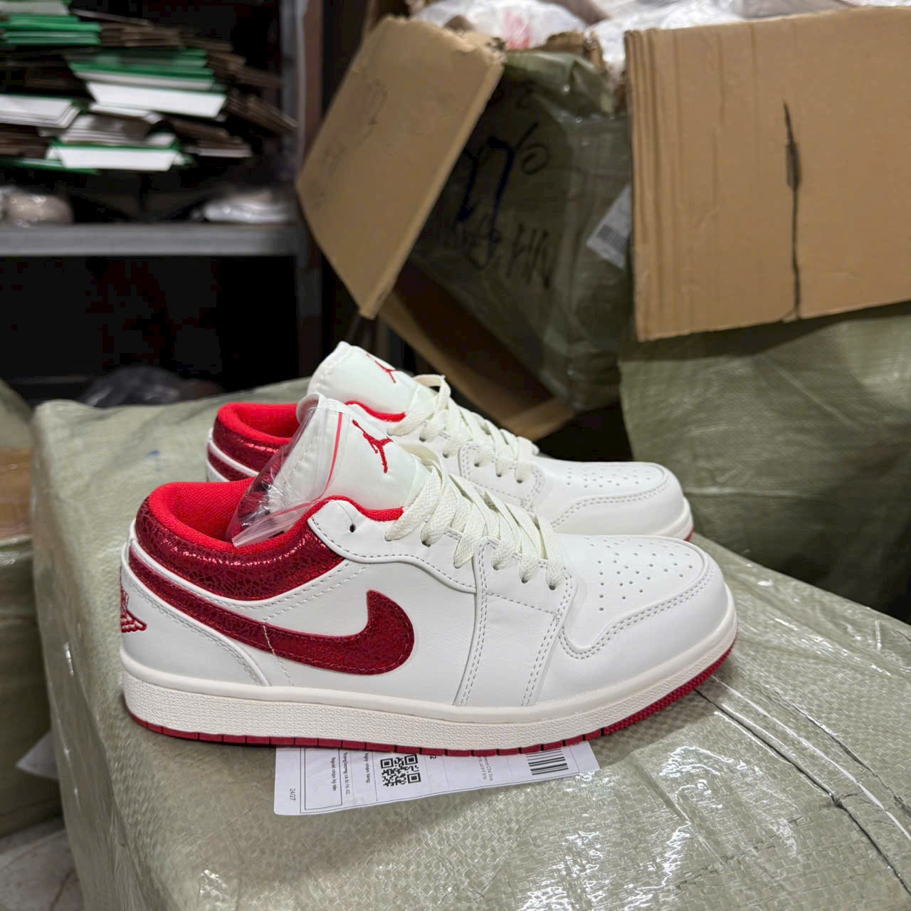 Giày Air Jordan 1 Low ‘Metallic Red Swoosh’ HJ9338-106 Giay Air Jordan 1 Low ‘Metallic Red Swoosh HJ9338 106 2