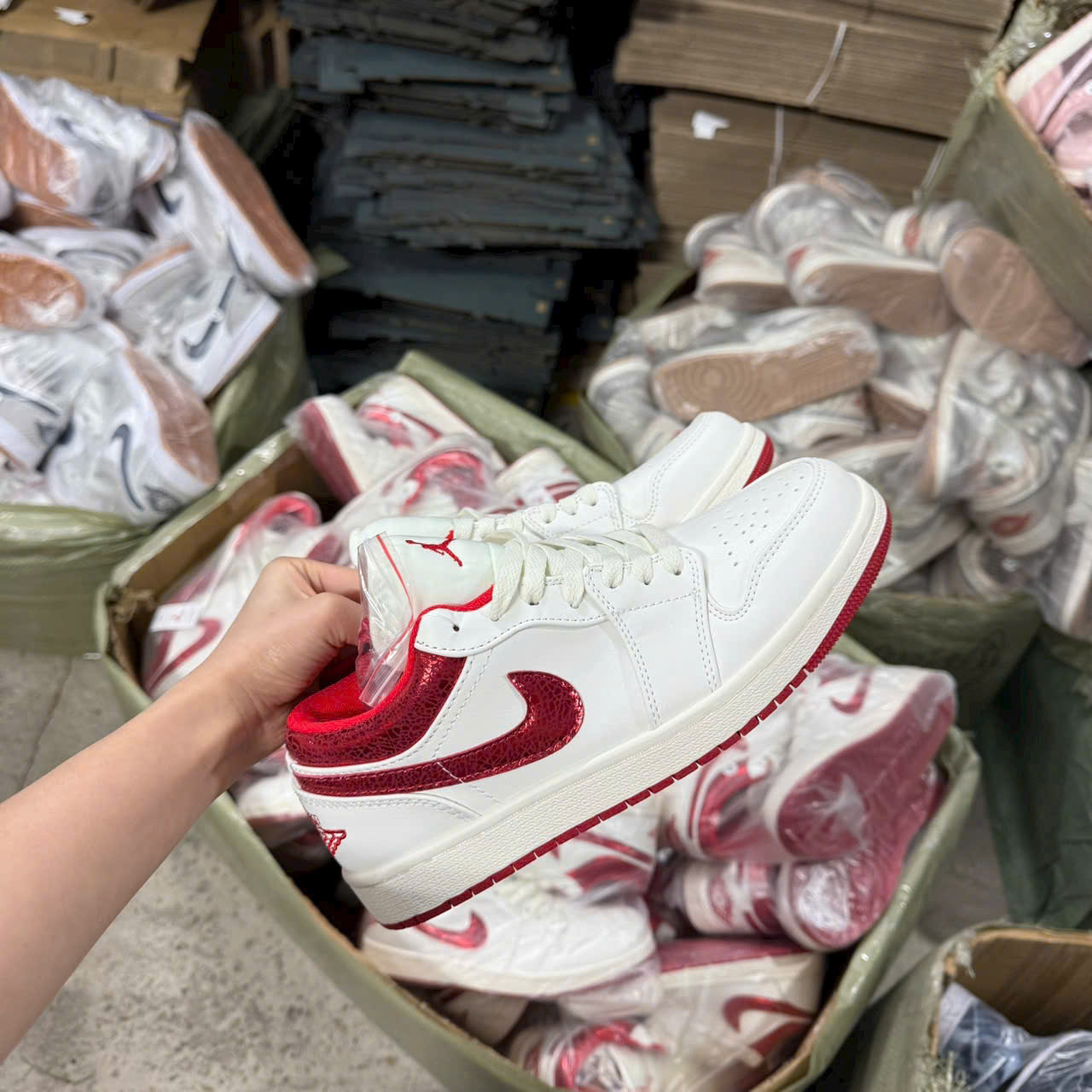 Giày Air Jordan 1 Low ‘Metallic Red Swoosh’ HJ9338-106 Giay Air Jordan 1 Low ‘Metallic Red Swoosh HJ9338 106 4